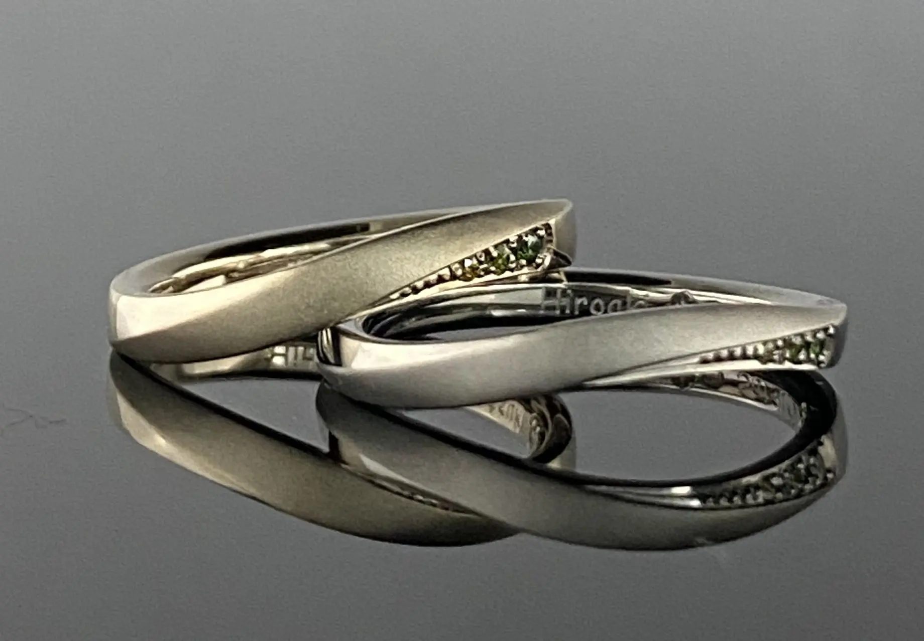 デザインとダイヤモンドのカラーを合わせた素敵な鍛造指輪 | 結婚